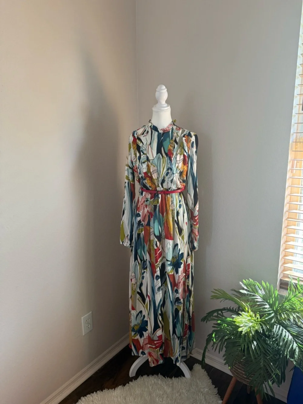 Elegant Floral Maxi Dress – Long Sleeve – Size Large – Chic & Flowing Style. - Picture 2 of 9